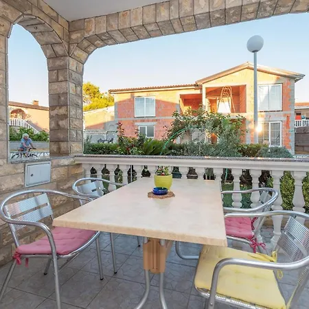 Agatic Apartment Vir