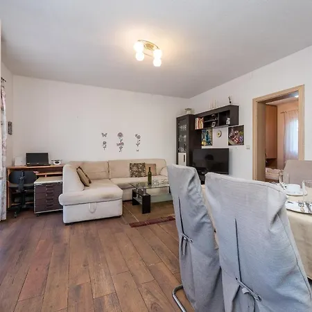 Agatic Apartment Vir