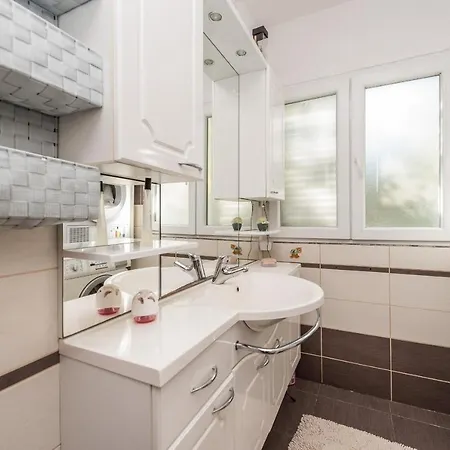 Agatic Apartment Vir